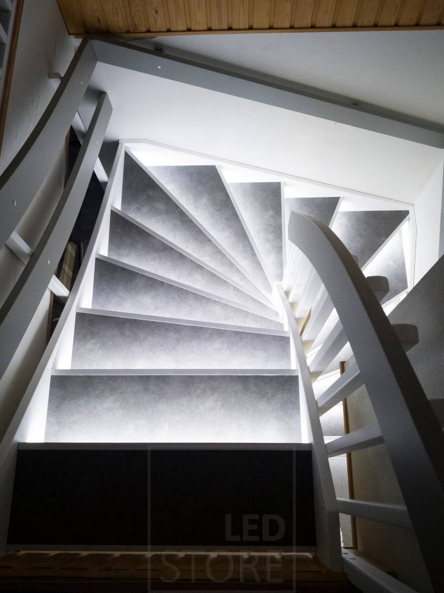Bande LED sur les marches d'escalier pour fournir une lumière indirecte et d'ambiance sur l'escalier
